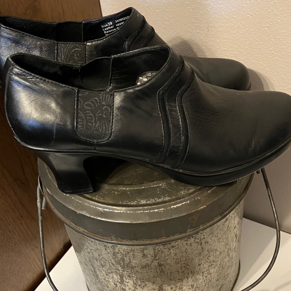 Unique heel Dansko Black Leather Shoes